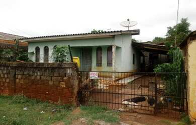 Imagem: A casa possui 3 Dormitórios, 1 Banheiro, 4 Vagas na garagem