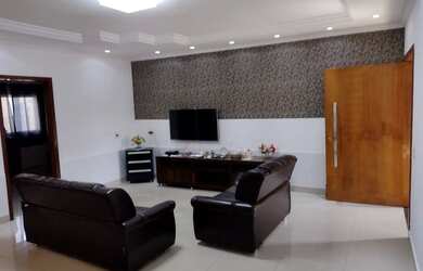 Imagem: A casa possui 2 Dormitórios, 2 Banheiros, 4 Vagas na garagem