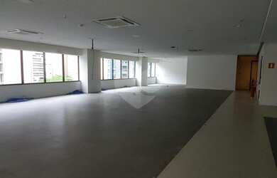 Imagem: O depósito possui 5 Vagas na garagem, 1137m² de Área e está