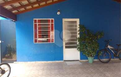 Imagem: A casa possui 2 Dormitórios, 1 Banheiro, 2 Vagas na garagem