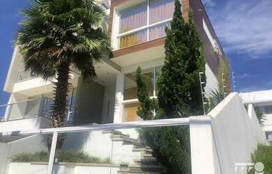 Imagem: A casa possui 4 Dormitórios, 4 Banheiros, 4 Vagas na garagem