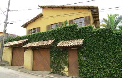 Imagem: A casa possui 4 Dormitórios, 5 Vagas na garagem, 600m² de