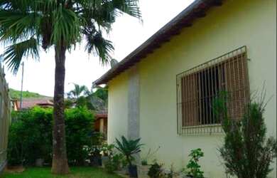 Imagem: A casa possui 3 Dormitórios, 3 Banheiros, 5 Vagas na garagem