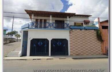 Imagem: A casa possui 4 Dormitórios, 2 Banheiros, 2 Vagas na garagem