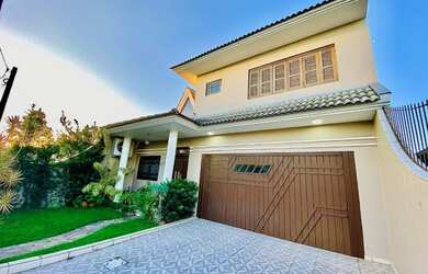 Imagem: A casa possui 3 Dormitórios, 3 Banheiros, 3 Vagas na garagem