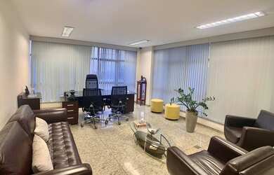 Imagem: O depósito possui 2 Vagas na garagem e 680m² de Área e está