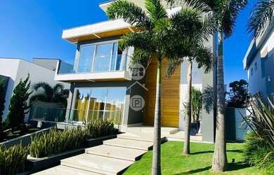 Imagem: A casa possui 3 Dormitórios, 4 Banheiros, 2 Vagas na garagem