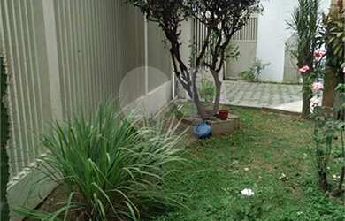 Imagem: A casa possui 3 Dormitórios, 4 Banheiros, 5 Vagas na garagem