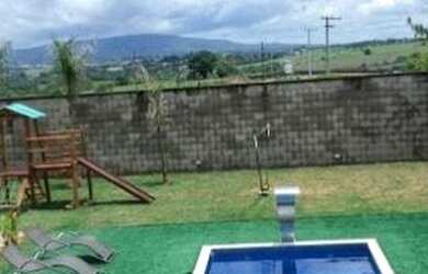 Imagem: A casa em condomínio possui 3 Dormitórios, 2 Banheiros, 300m²