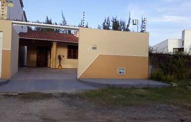 Imagem: A casa possui 3 Dormitórios, 2 Banheiros e 4 Vagas na garagem