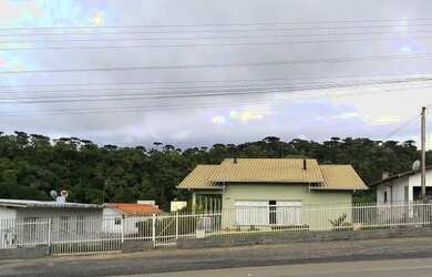 Imagem: A casa possui 4 Dormitórios, 2 Banheiros, 3 Vagas na garagem