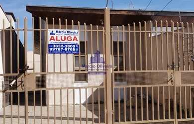 Imagem: A casa possui 2 Dormitórios, 2 Banheiros, 2 Vagas na garagem