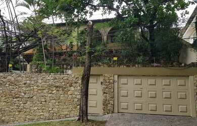 Imagem: A casa possui 5 Dormitórios, 4 Banheiros, 5 Vagas na garagem