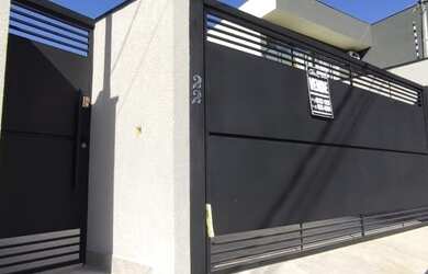 Imagem: A casa possui 3 Dormitórios, 2 Banheiros, 2 Vagas na garagem