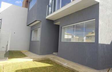 Imagem: A casa possui 4 Dormitórios, 2 Banheiros, 3 Vagas na garagem