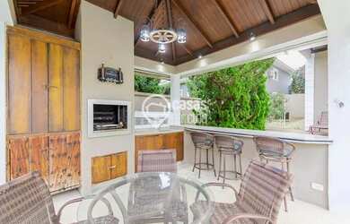 Imagem: A casa possui 4 Dormitórios, 5 Banheiros, 5 Vagas na garagem