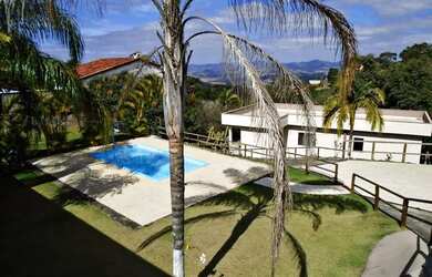 Imagem: A casa possui 3 Dormitórios, 5 Banheiros, 5 Vagas na garagem