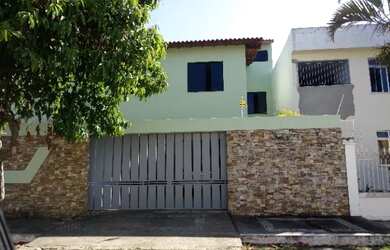 Imagem: A casa possui 3 Dormitórios, 3 Banheiros, 2 Vagas na garagem