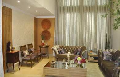 Imagem: A casa possui 4 Dormitórios, 5 Banheiros, 3 Vagas na garagem