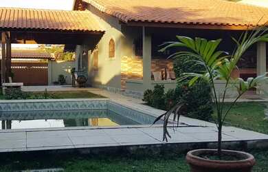 Imagem: A casa possui 3 Dormitórios, 2 Banheiros, 3 Vagas na garagem