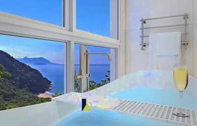 Imagem: O apartamento possui 5 Dormitórios, 5 Banheiros, 4 Vagas na