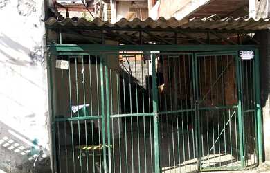 Imagem: A casa possui 4 Dormitórios, 3 Banheiros, 1 Vaga na garagem