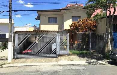 Imagem: A casa possui 4 Dormitórios, 3 Banheiros, 2 Vagas na garagem