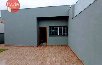 Imagem: A casa possui 3 Dormitórios, 2 Banheiros, 2 Vagas na garagem