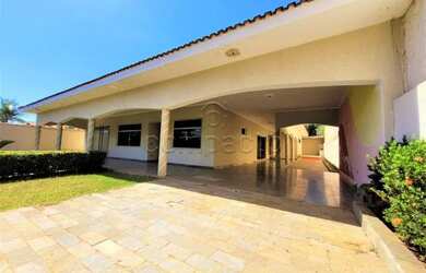 Imagem: A casa possui 4 Dormitórios, 5 Banheiros, 5 Vagas na garagem