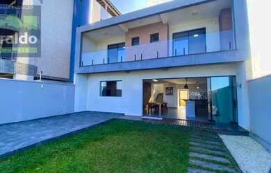 Imagem: A casa possui 5 Dormitórios, 1 Banheiro, 2 Vagas na garagem