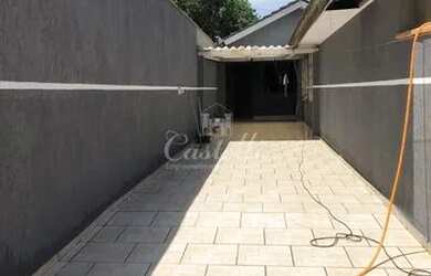 Imagem: A casa possui 3 Dormitórios, 1 Banheiro, 3 Vagas na garagem