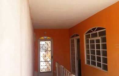 Imagem: A casa possui 3 Dormitórios, 2 Banheiros, 2 Vagas na garagem