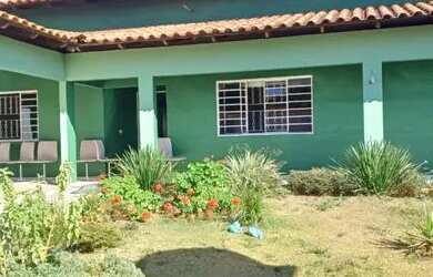 Imagem: A casa possui 3 Dormitórios, 3 Banheiros, 2 Vagas na garagem