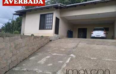 Imagem: A casa possui 3 Dormitórios, 1 Banheiro, 2 Vagas na garagem