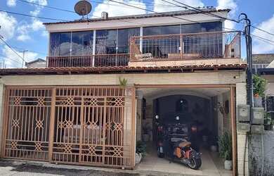 Imagem: A casa possui 2 Dormitórios, 2 Banheiros e 2 Vagas na garagem