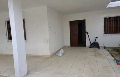 Imagem: A casa possui 3 Dormitórios, 2 Banheiros e 1 Vaga na garagem