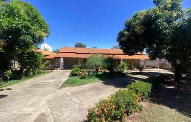 Imagem: A casa possui 3 Dormitórios, 3 Banheiros, 4 Vagas na garagem