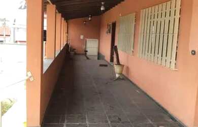 Imagem: A casa possui 4 Dormitórios, 3 Banheiros, 5 Vagas na garagem