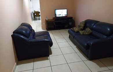 Imagem: A casa possui 2 Dormitórios, 2 Banheiros, 2 Vagas na garagem