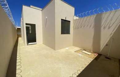 Imagem: A casa possui 2 Dormitórios, 1 Banheiro, 1 Vaga na garagem