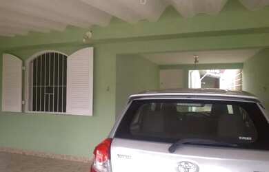 Imagem: A casa possui 2 Dormitórios, 1 Banheiro, 2 Vagas na garagem