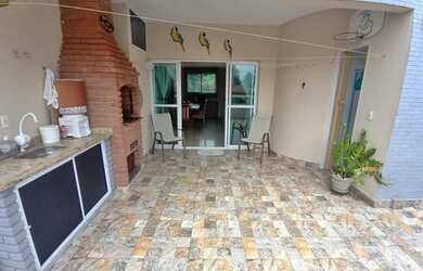 Imagem: A casa possui 3 Dormitórios, 2 Banheiros, 2 Vagas na garagem