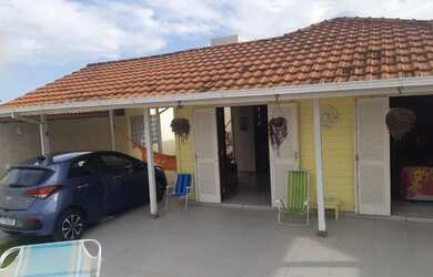 Imagem: A casa possui 3 Dormitórios, 3 Banheiros, 4 Vagas na garagem