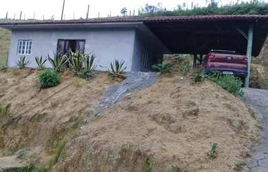 Imagem: A casa possui 3 Dormitórios, 1 Banheiro e 4 Vagas na garagem