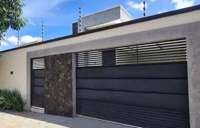 Imagem: A casa possui 3 Dormitórios, 2 Banheiros, 4 Vagas na garagem