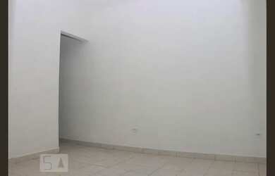 Imagem: A casa possui 1 Dormitório, 1 Banheiro, 1 Vaga na garagem