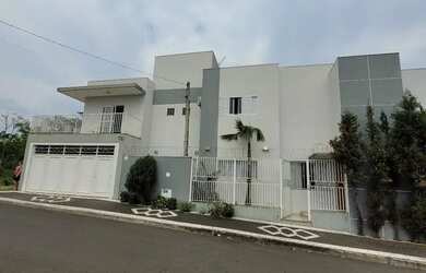 Imagem: A casa possui 3 Dormitórios, 4 Banheiros e 4 Vagas na garagem