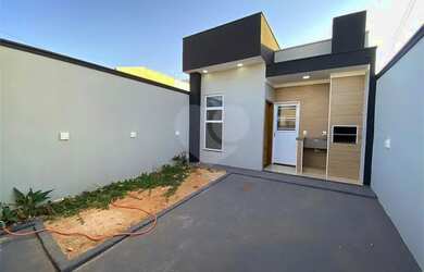 Imagem: A casa possui 2 Dormitórios, 2 Banheiros, 2 Vagas na garagem