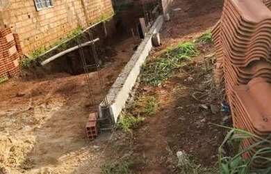 Imagem: A casa possui 3 Dormitórios, 2 Banheiros, 1 Vaga na garagem