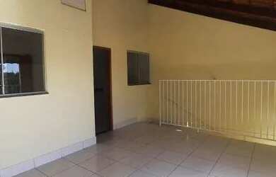 Imagem: A casa possui 3 Dormitórios, 2 Banheiros, 1 Vaga na garagem